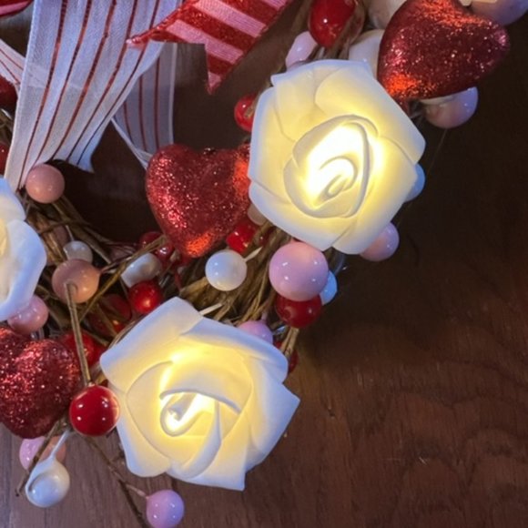 WICKER HEART with LITE WHITE ROSES - Picture 2 of 13